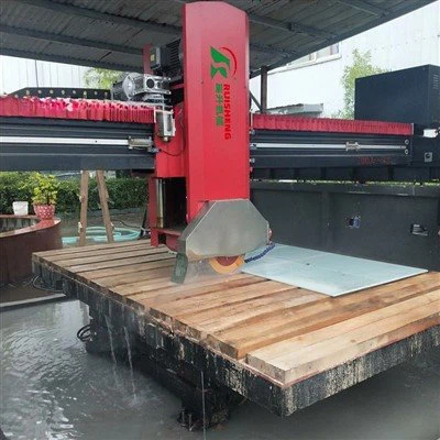 Which way should a saw blade spin